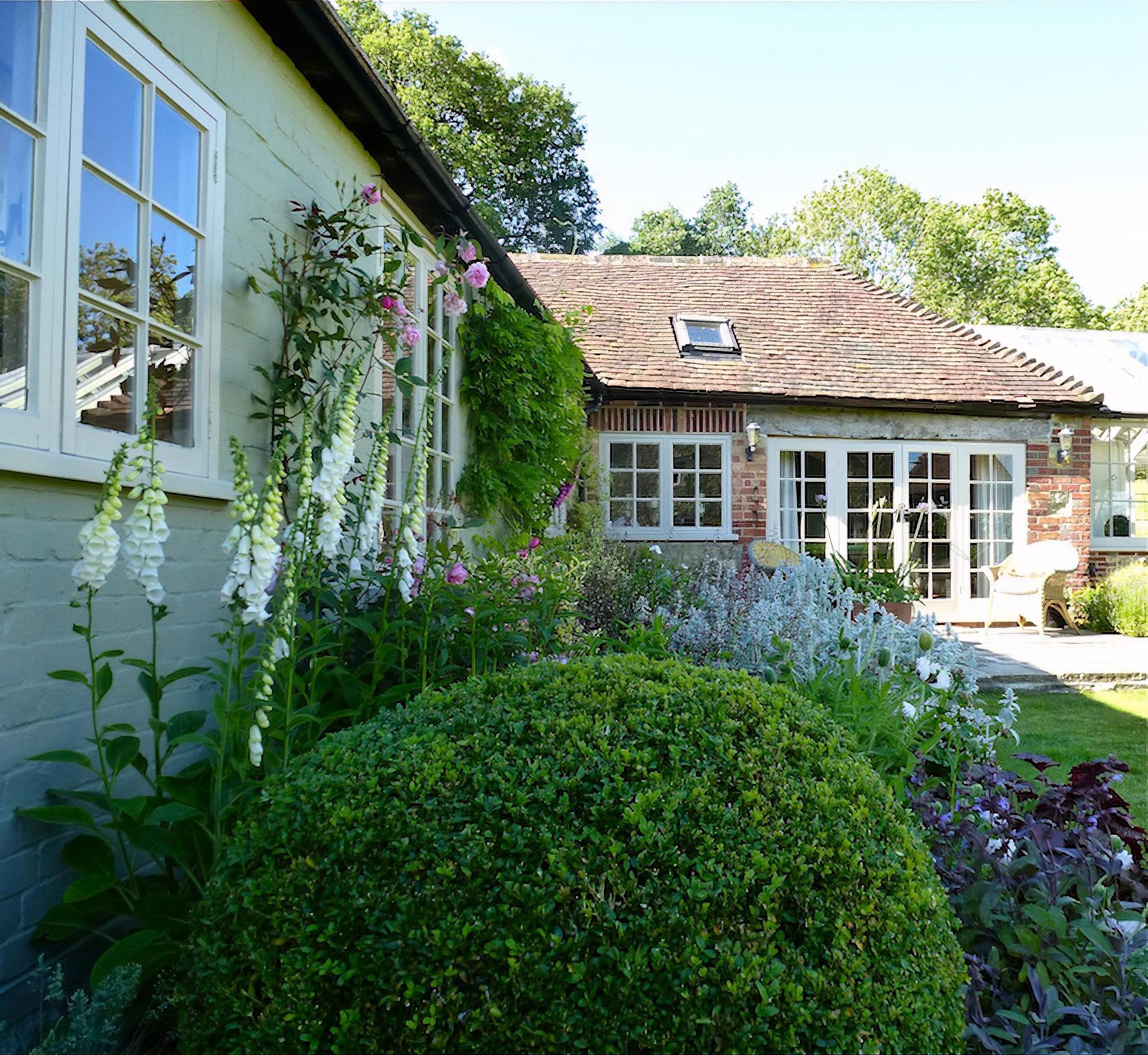 converted-farm-courtyard-garden-by-london-garden-designer-claudia-de-yong